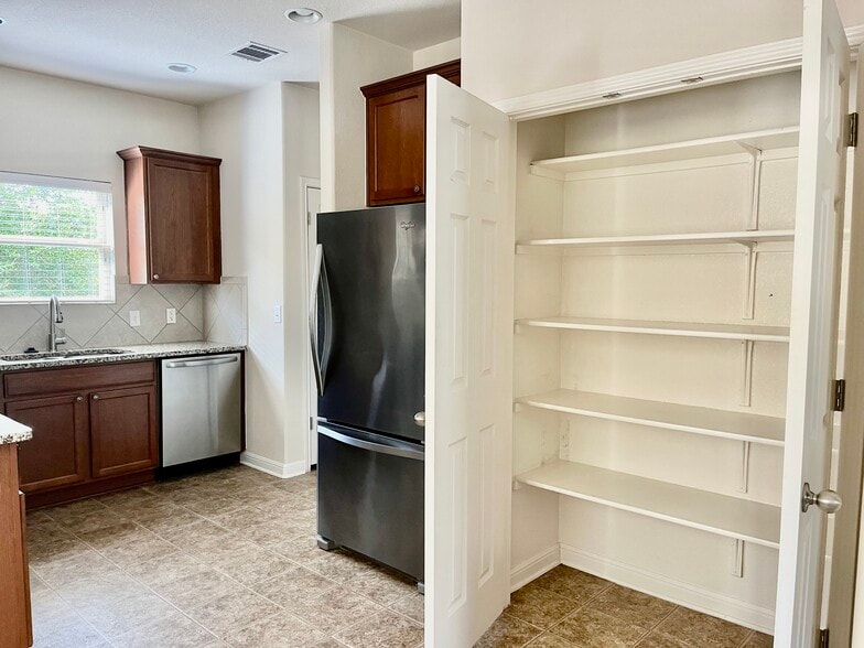 Kitchen pantry - 5424 Falling Leaf Ln
