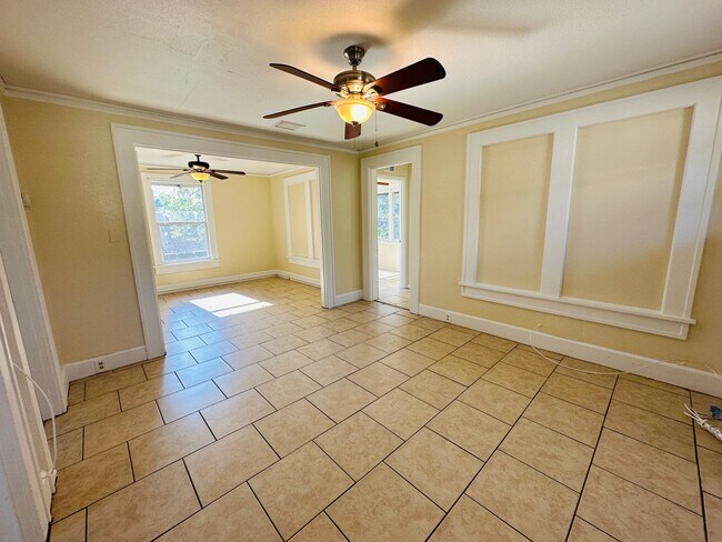 Building Photo - 3/1 2nd Story Duplex - Newly Updated!
