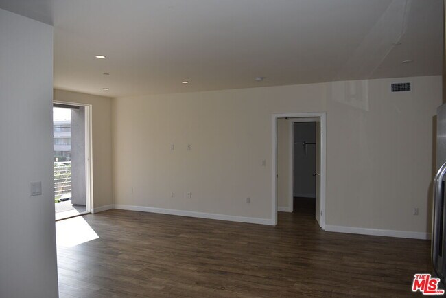 Building Photo - 4504 Colbath Ave