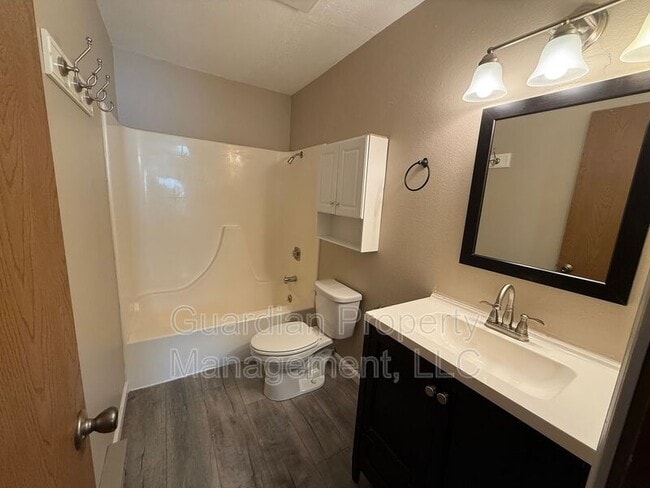 Building Photo - 1010 N Walnut St