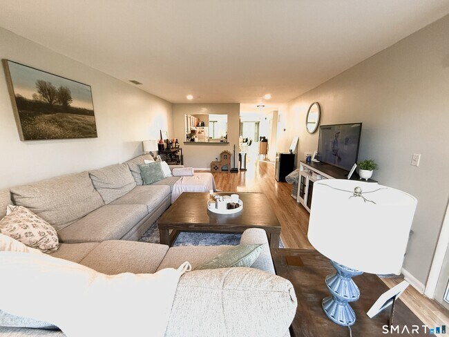 Building Photo - 204 Country Club Ct