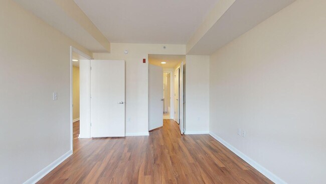 Building Photo - Spacious 1,000 Square Foot Two Bedroom Con...