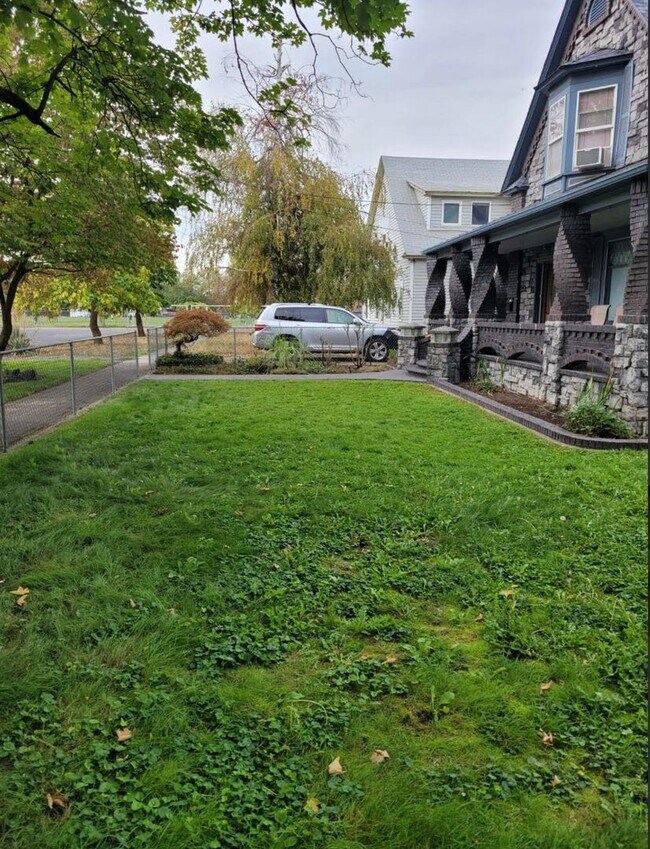 Building Photo - Victorian Charmer – 3 Bed, 1.75 Bath – Uti...