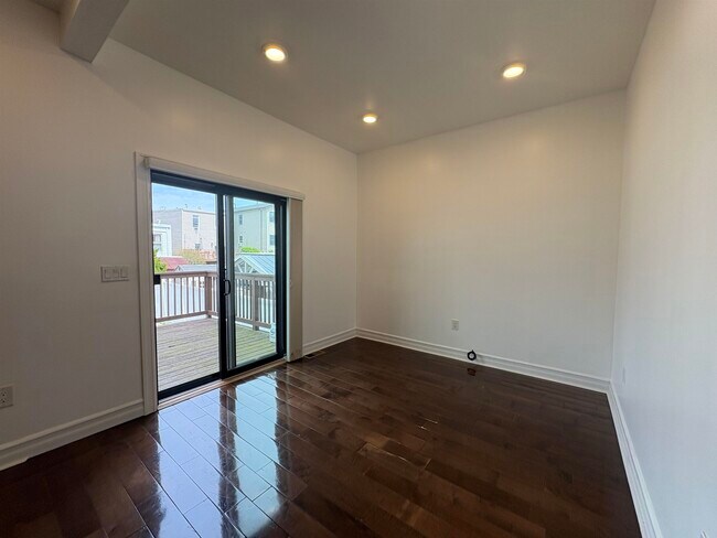 Building Photo - 232 Bowers St