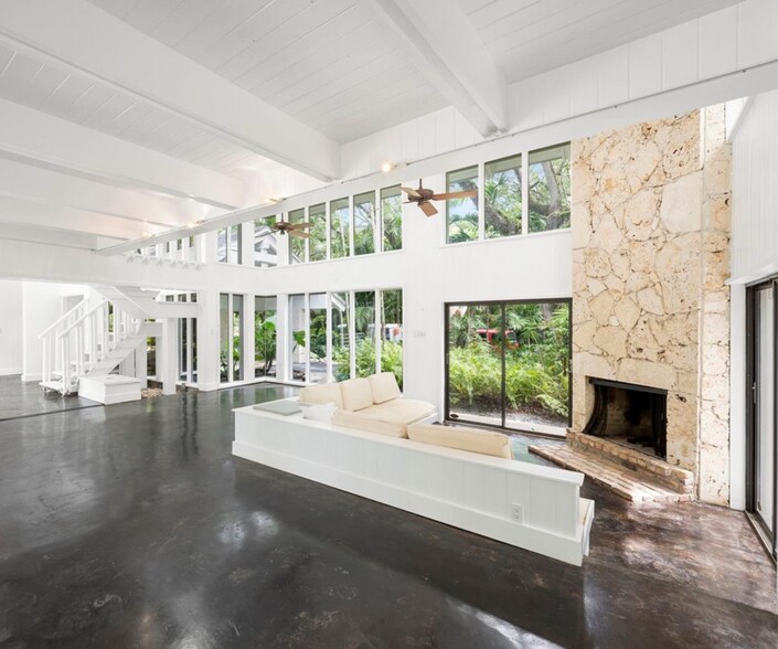 Building Photo - 5600 Oakwood Ln