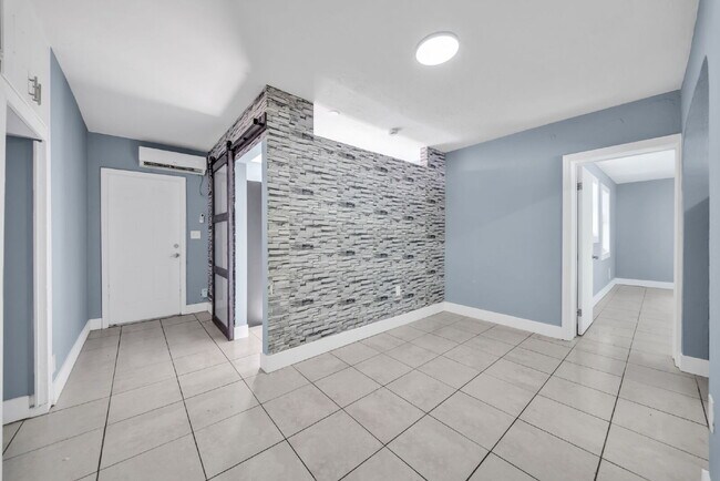 Building Photo - Spacious 2-Bedroom Apartment in Central Hollywood