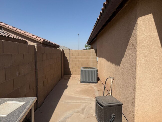 Building Photo - Solar Home for Rent