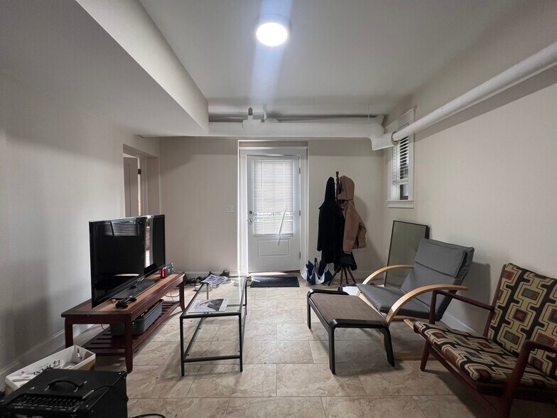 Building Photo - 5 Linnaean St