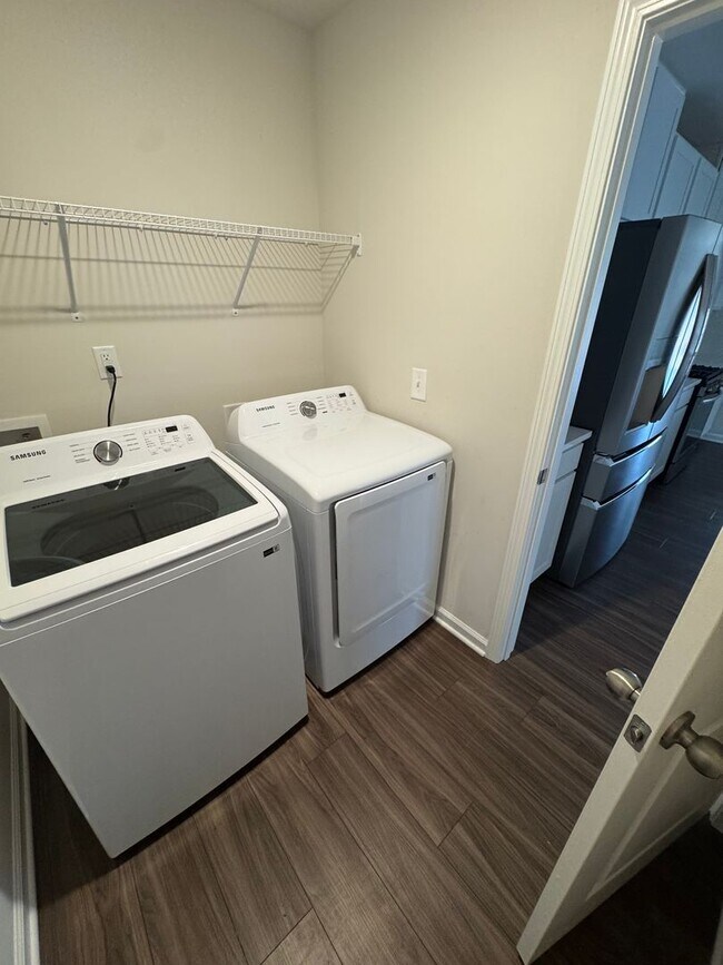 Building Photo - 5 Bedroom Home in Meadow Springs