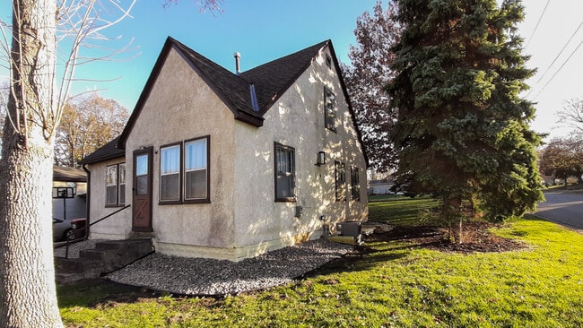 Exterior - 821 10th St W