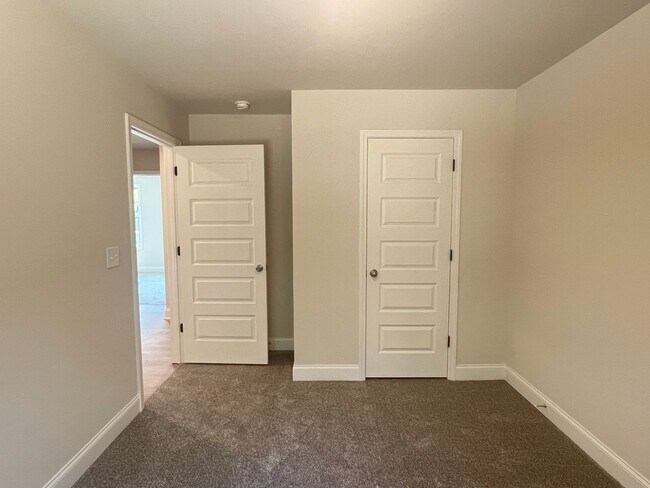 Building Photo - Beautifully Done & Brand New 4BD/2.5 Home in Jones Co.