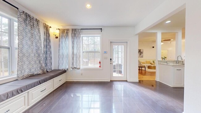 Building Photo - 100 Sweetbriar Lakes Dr