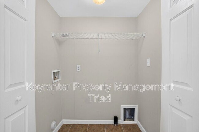 Building Photo - 104 Tannenbaum Cir