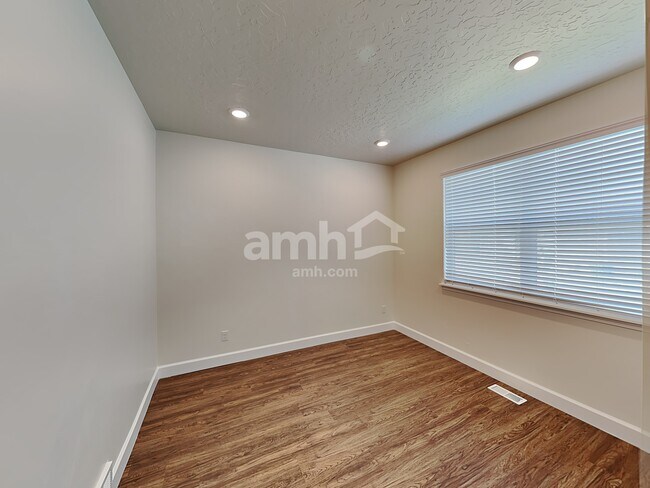 Building Photo - 2986 E N Vlg Dr