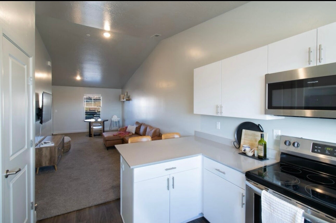 Building Photo - 128 N Lone Rock Dr