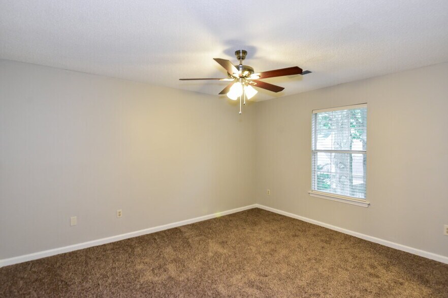 Building Photo - 5885 Southridge Dr