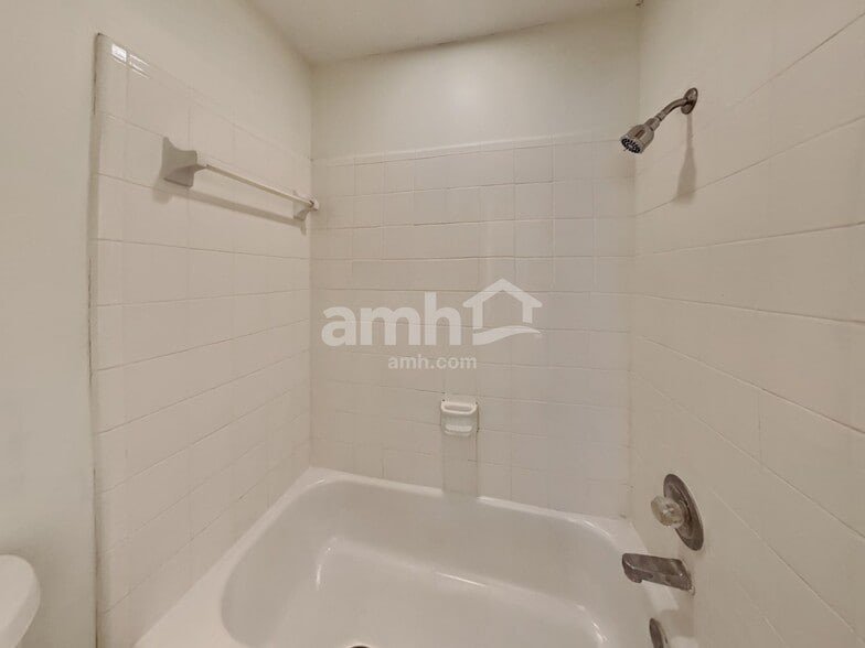 Building Photo - 2036 Pembroke Bay Dr