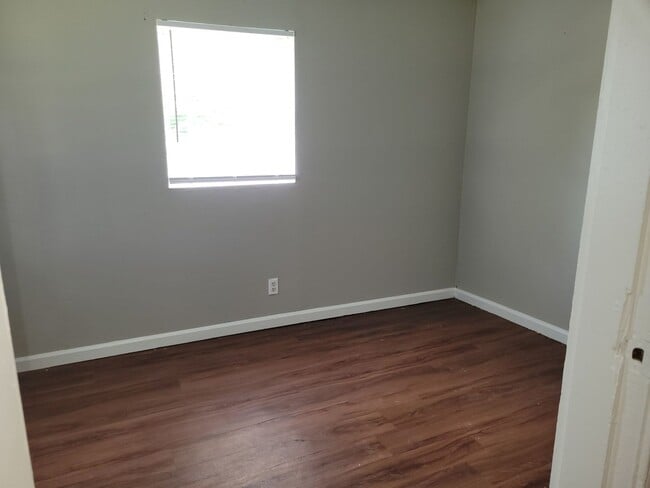 Building Photo - 2 bedroom 1 bathroom