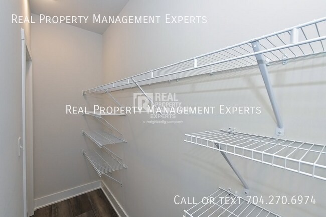 Building Photo - 2140 Terwilliger Terrace