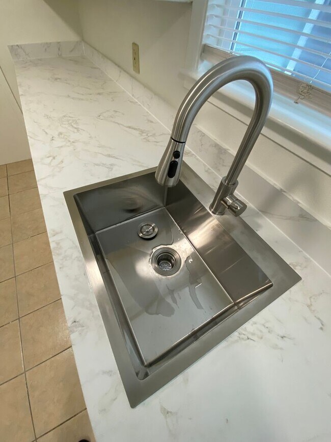 Building Photo - Rent Reduction!! 1bed/1bath Duplex within walking distance of Downtown Fairfield