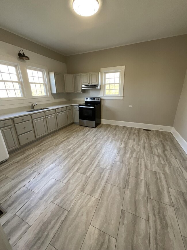 Building Photo - 603 Poplar Ave