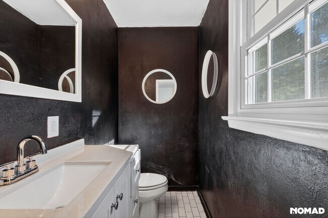 Building Photo - 215 N Pine St