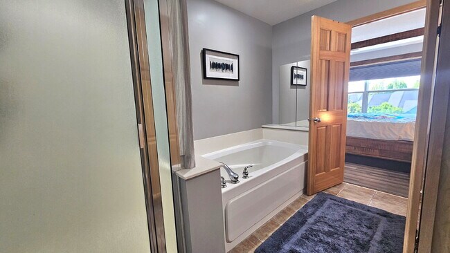 Building Photo - "Spacious 4-Bedroom Townhouse Retreat in Apple Valley - Modern Living with Ample Space!"