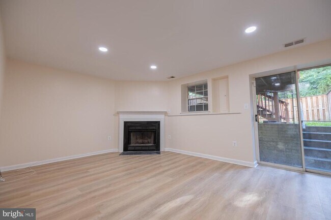 Building Photo - 12866 Hyannis Ln