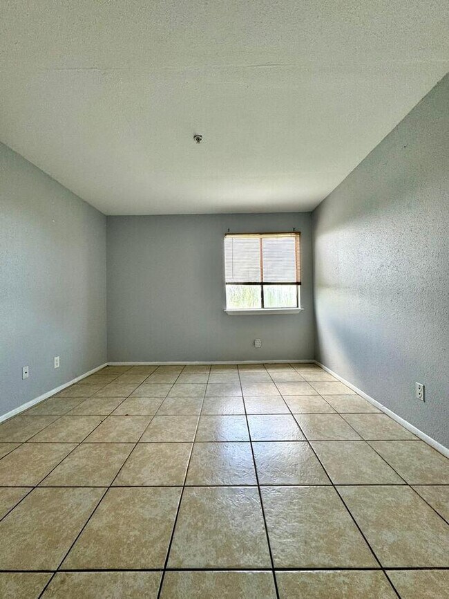 Building Photo - 2845 Winkler Ave