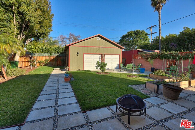 Building Photo - 752 N Las Palmas Ave
