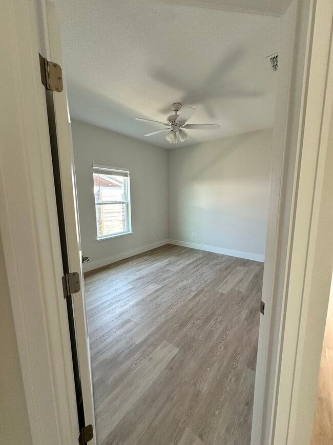 Building Photo - 1A A St