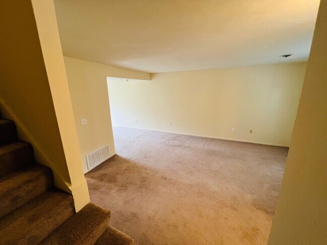 Building Photo - 2 Bedroom, 1.5 Bath Townhouse