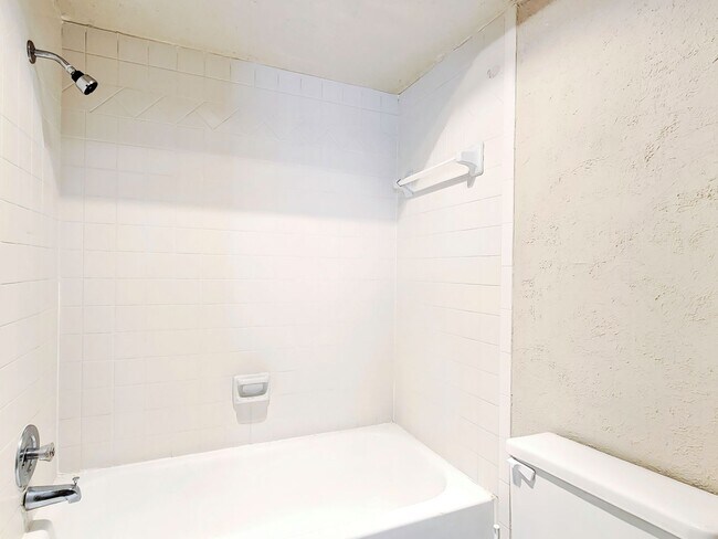 Building Photo - 14011 Fairhill Ave