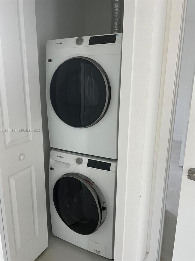 Building Photo - 1840 SW 144th Ave