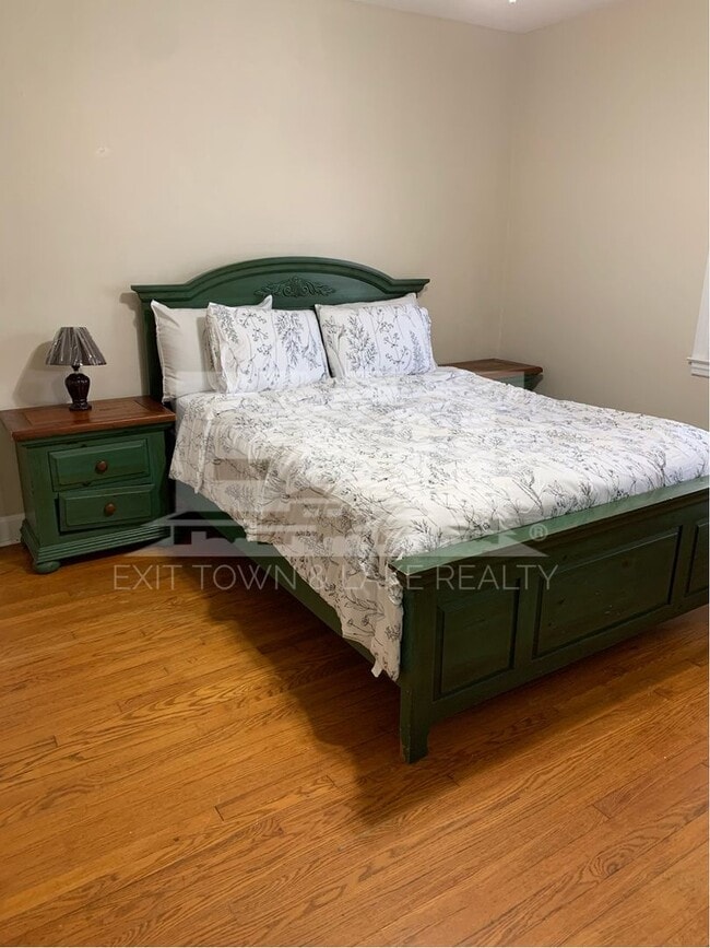 Building Photo - Fully Furnished 3 Bedroom/2 Bathroom Home ...