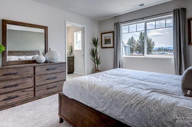 Building Photo - Newer SE 3 Bdrm House, All Appliances incl W/D, Air Cond, Community Pool, Double Garage