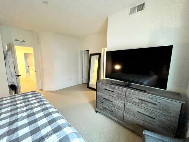 Building Photo - Modern and Chic 2 bed 2.5 bath in Newport Beach!!!