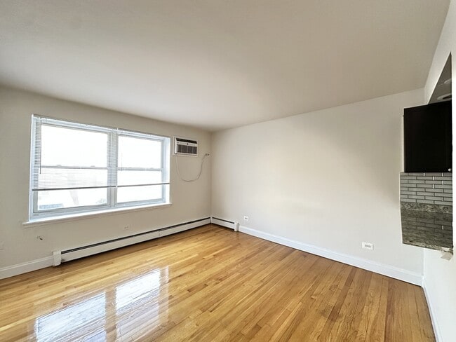 Building Photo - 6830 N Sheridan Rd