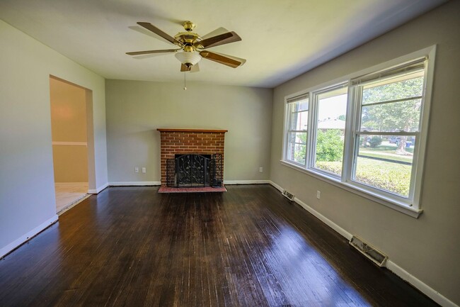 Building Photo - Fully Remodeled & Move-in Ready!