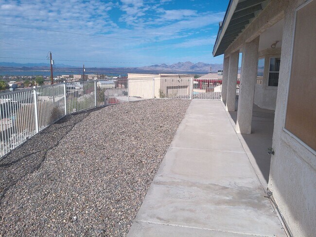 Building Photo - Long Term 3 bedroom 2 bath 3 car