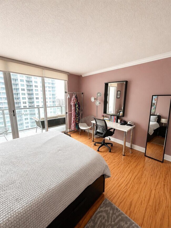 Building Photo - 1155 Brickell Bay Dr