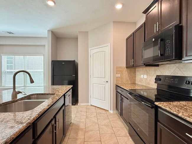 Building Photo - Northeast Crossing Neighborhood. Close to ...