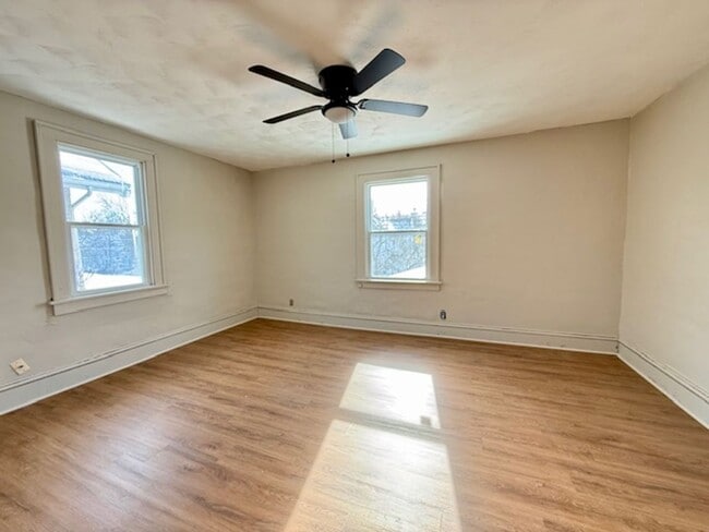 Building Photo - ASHLAND - Spacious 3 Bedroom Available!