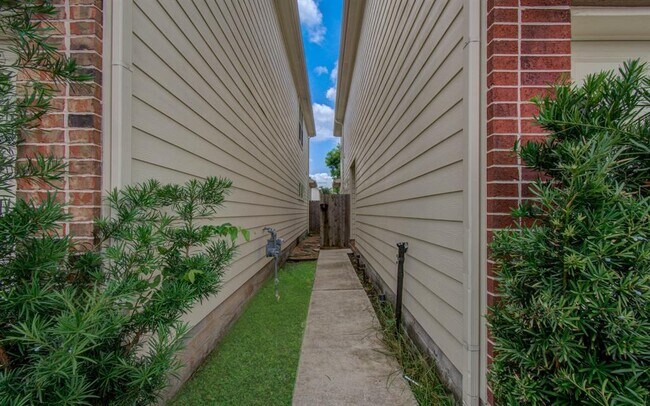 Building Photo - 624 E 39th St