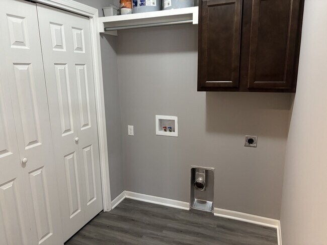 Building Photo - 464 S Longbranch Dr