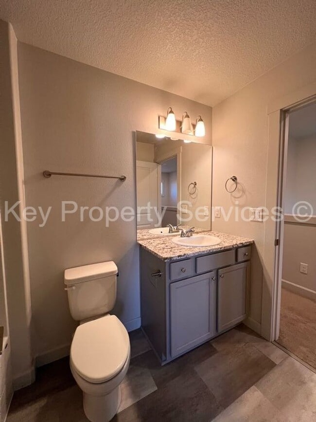 Building Photo - Woodland Townhome Just Minutes from i5