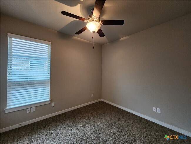 Building Photo - 506 Creekside Frst