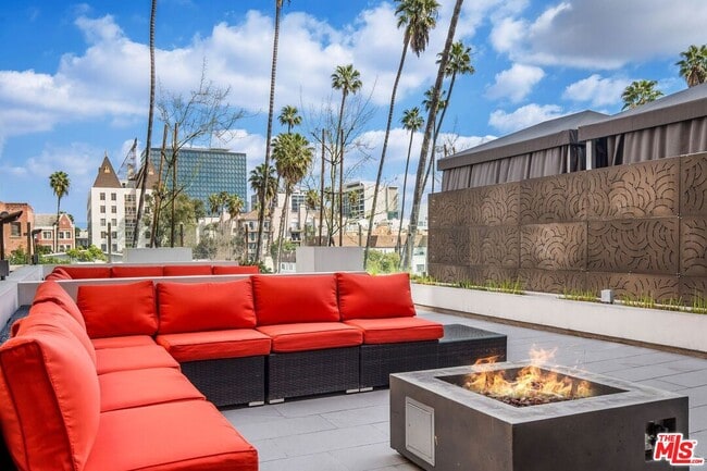 Building Photo - 453 S Kenmore Ave