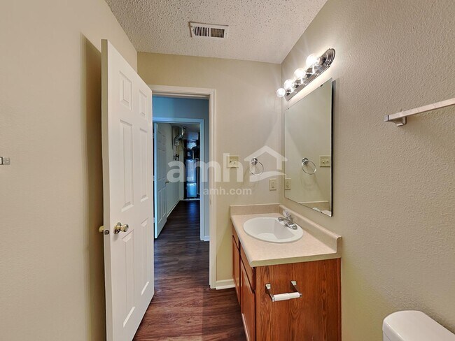 Building Photo - 6805 W Littleton Dr