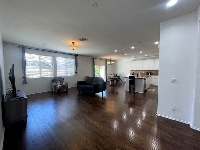 Building Photo - Rosamond 4 Bedroom + 2.5 Bathroom
